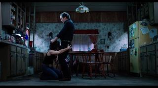 На глазах у мужа избивает и заставляет жену сосать