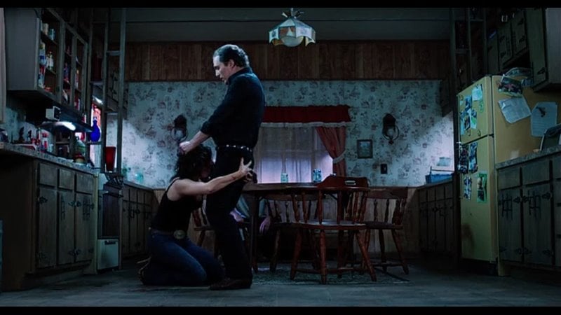 На глазах у мужа избивает и заставляет жену сосать