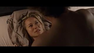 Мачеха дрочит пасынку, разрешает полизать пизду и кончить ей внутрь