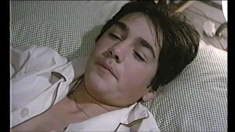 Родители попросили тетушку подрочить их сыну