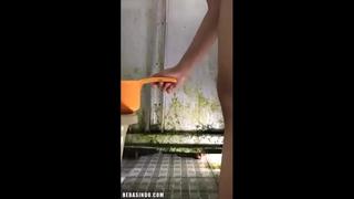 Qora odamning qindagi konturini tomosha qiling Yalangoch xotin uxlayotgan video