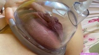 Настоящие 18+ (накаченная вакуумной помпой пизда, пухлая пися, большая вагина, влагалище красивой девочки, шлепает клитор)