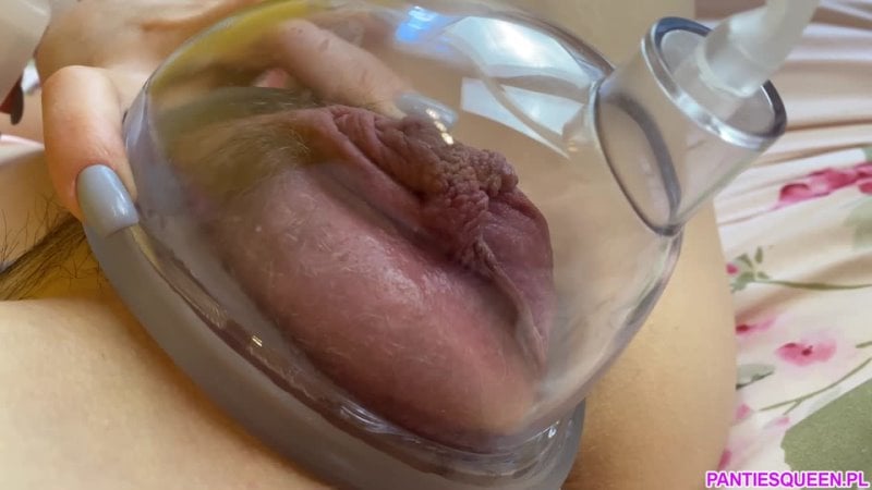 Настоящие 18+ (накаченная вакуумной помпой пизда, пухлая пися, большая вагина, влагалище красивой девочки, шлепает клитор)