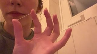 Ест свои кремовые выделения из киски прямо с трусиков, пробует свою слизь на ус, сок из влагалища, грязные трусики пизда течет