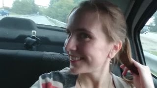 Русская вебкамщица стримит для своих англоговорящих подписчиков прямо из салона такси