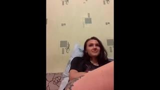 Трахаю вику в попку , ей больно