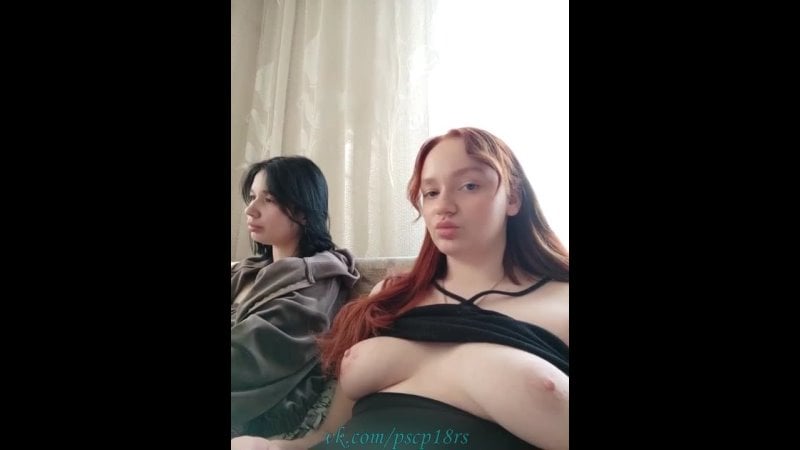 Две сексуальные подруги светят голыми сиськами и общаются с чатом periscope live facecast buzzcast tango mamba bonga