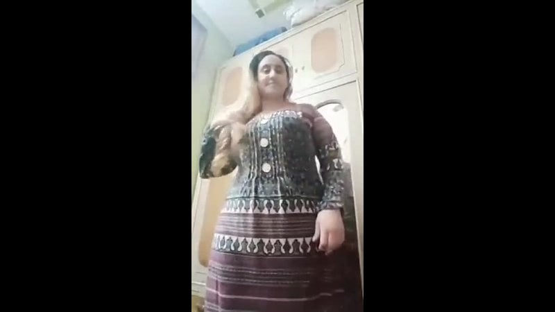 مزة ممحونة تعرض جسمها الملبن