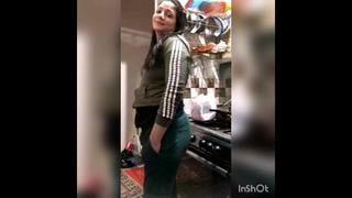 ديوث يصور اخته في المطبخ