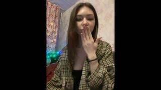 Студентка показала на стриме идеальные сиськи