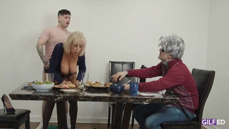 Внук трахает свою бабушку при слепом деде