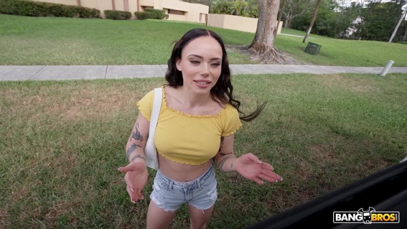 [bang bus] server does it all for money lucia rossi