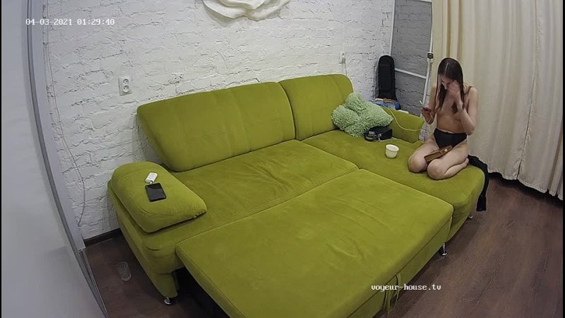 Парень с девушкой пригласили подругу / voyeur house