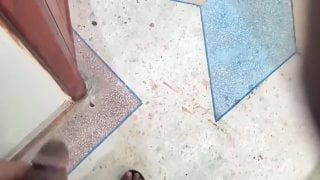 زوج يوثق دياثته على زوجته مع العامل بعد تفكير عميق ما حدا راح يستر عليهم ويفضح سرهم🔥🔥480p456241077 mp4