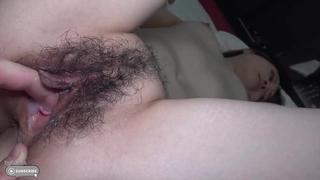 Порноболт мужчина трахнул кореянку и накончал внутрь мохнатой пилотки