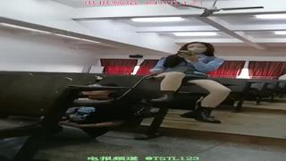 大学生在教室调教女同学 马丁靴运动鞋羞辱女同学 踩踏遛狗0清理鞋底 裸足深喉 粗口辱骂 女奴 女s女m 女女调教 女虐女 女王调教女奴 38