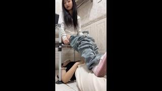 精神小妹高级群线下流出 女奴黄金 运动鞋踩脸