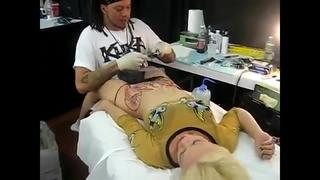 Ink it up девушке делают интимную татуироу