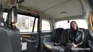 Sexintaxi e25 lady gang quick money for sexy student [new porn 2021,czech,порно,на камеру,скрытая камера,секс в машине]