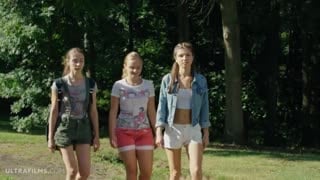 Три девушки нашли голого парня с огромным членом (секс,трах, анал, минет, сиськи, милф, инцест, порно, ебля, мать,czech)