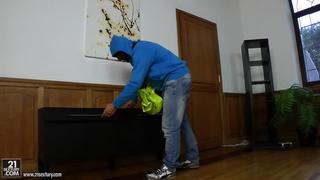 Вор нагло трахнул молодую хозяйку (порно, порево, порнуха, секс, трахается, трахаться, трах, ебёт, ебётся, ебля, отымел, отымели