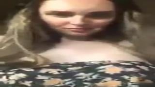 Мама 3 их детей сосёт бутылку и показывает сиськи пока они играются перископ mi