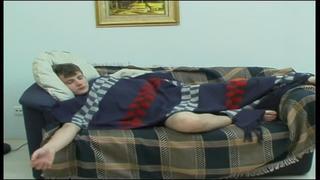 Пристала к парню пока он спал и износиловала его)