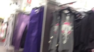 Красивая девочка в секси шортиках и её попка в примерочной