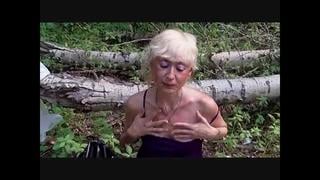 Бомжиха выполняет все требования какого то полудурка