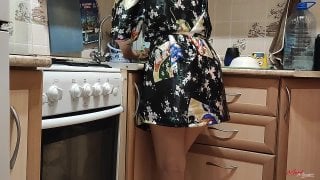 Сестра мыла посуду ночью на кухне, а мне не спится думаю как буду её ебать