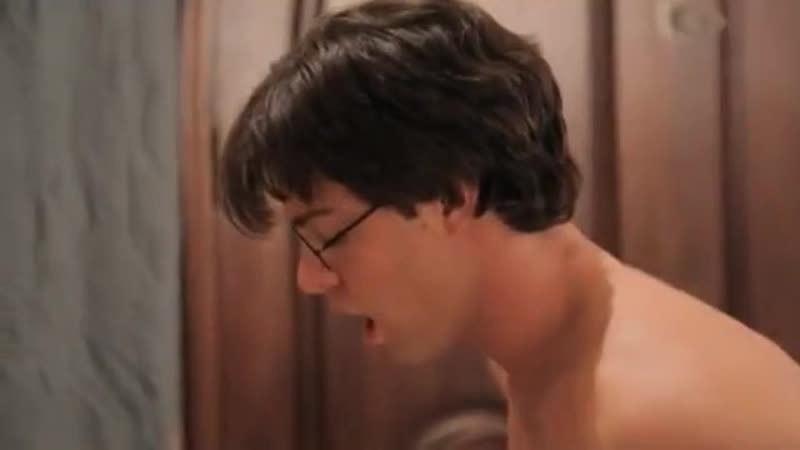 Порно сүйіп кеуделерін жалайды