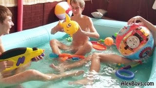 [boy +18] парни ебутся пока, мамы ушли делать маникюр