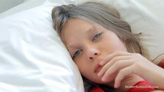 Красивая бледная Eighteen летняя девчонка ласкает себя