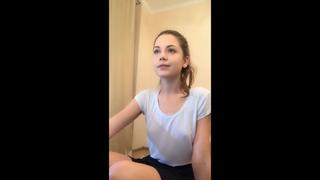 Милая девушка с торчащими сосками