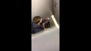 Молодой гоняет дружка в туалете тц