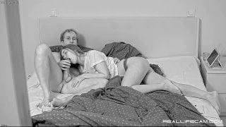 Домашнее порно девушка сладко сосёт член своему другу 18+
