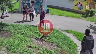 В обнинске (калужская область) пожилой мигрант пытался шлепнуть девушку в шортах по заднице