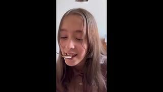 Шизо блогерша напоила грудным молоком свою 18 летнюю дочь и выложила это в свой аккаунт