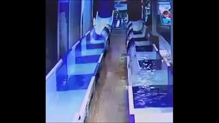 Девушка разорвала промежность в аквапарке