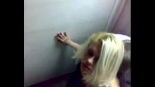 Cutting fast fuck in the toilet 