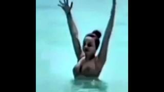 Alexandra daddario показала сиськи в фильме спасатели малибу голая ...