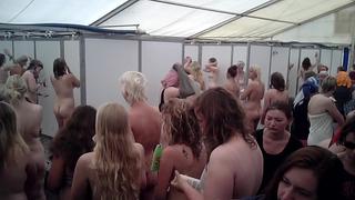 Подглядывание за женщинами в душе женская баня донбас бабы днр лнр моются много голых девушек