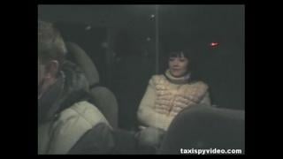 Скрытая камера в такси засняла минет пьяной девочки своему парню , таксист ничё не знал