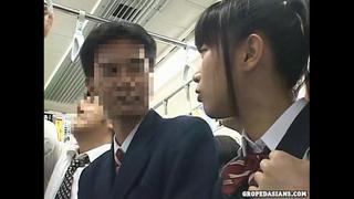 Паренек прижался к школьнице в автобусе и стал дрочить , трогая девочку за попку