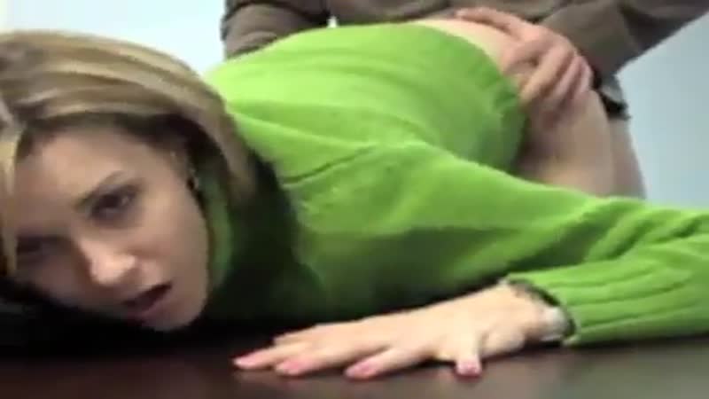 Девушку в зеленом свитере оприходуют сзади