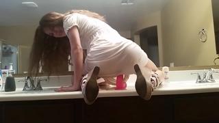 Умывальник развлекается с твоей девушкой пока ты платишь за ее ужины и читаешь ей сказки про мойдодыра