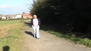 Самосознательная, настороженная “стеснительная эксгибиционистка” раздевается на улице