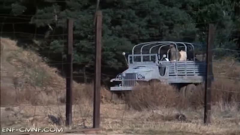 Заключённых женщин заставляет раздеться догола и осматривает чёрствая начальница тюрьмы