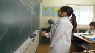 Японскую училку раздевают, ощупывают и подвергают мастурбации её же ученики