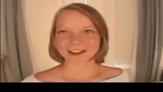 Милая юная девочка раздевается догола на прослушивании